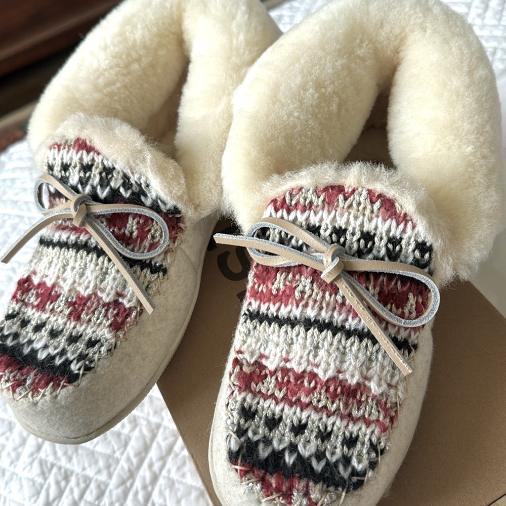 Women's Fireside by Dearfoams Genuine Shearling Moccasin, Brand New, size 9
